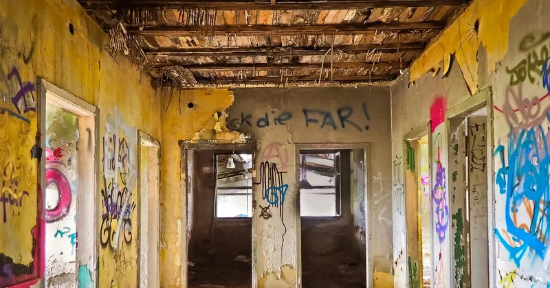 Pose d'un rail au plafond autour de la fenêtre : une astuce qui change tout