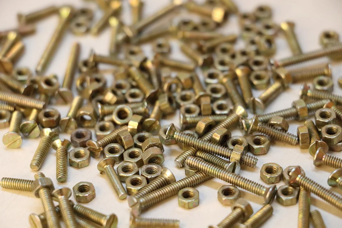 Quels types de vis utiliser pour chaque matériau en menuiserie ?