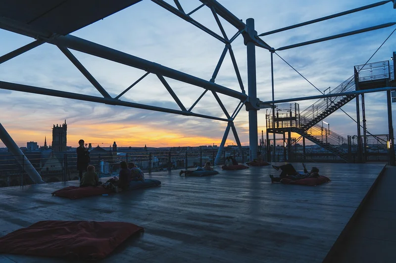 Comment aménager une terrasse en bois sur un sol irrégulier ?